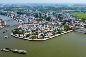 Hình ảnh một góc Cù lao Phố (Đồng Nai) với cầu Ghềnh – cây cầu đường sắt bắc qua sông Đồng Nai, gắn liền với lịch sử phát triển giao thông và đô thị trong khu vực. (Ảnh: Đồng Nai Mới)
