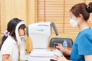 Tỷ lệ cận thị học đường tại TP.HCM chạm 83%. Bác sĩ hướng dẫn phòng ngừa và 3 phương pháp kiểm soát cận thị ở trẻ em mới nhất 2026.