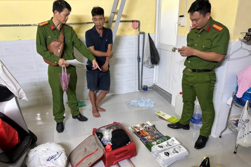 Công an tỉnh Quảng Trị triệt phá xưởng cà phê giả do 3 mẹ con điều hành, thu gần 6 tạ bột màu nâu và hàng nghìn bao bì nhái nhãn hiệu.