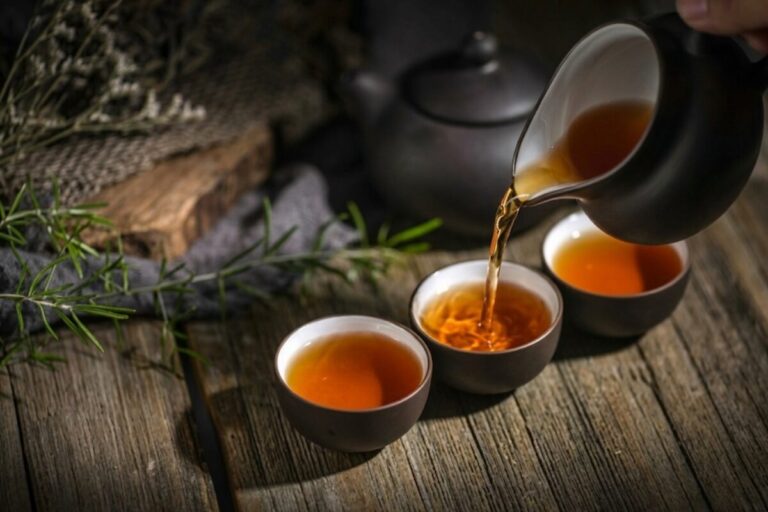 Trà buổi sáng: Bí quyết tỉnh táo nhẹ nhàng của người phương Đông