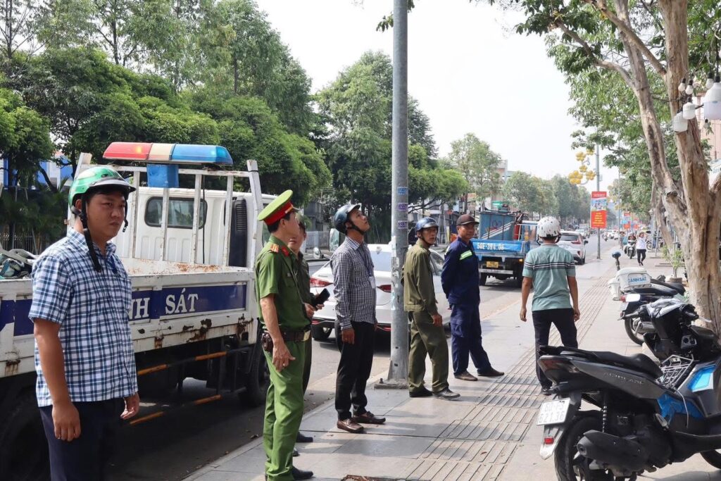 Lực lượng chức năng xử lý tình trạng lấn chiếm vỉa hè trên đường Hà Huy Giáp nhằm lập lại trật tự đô thị.