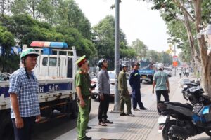 Lực lượng chức năng xử lý tình trạng lấn chiếm vỉa hè trên đường Hà Huy Giáp nhằm lập lại trật tự đô thị.
