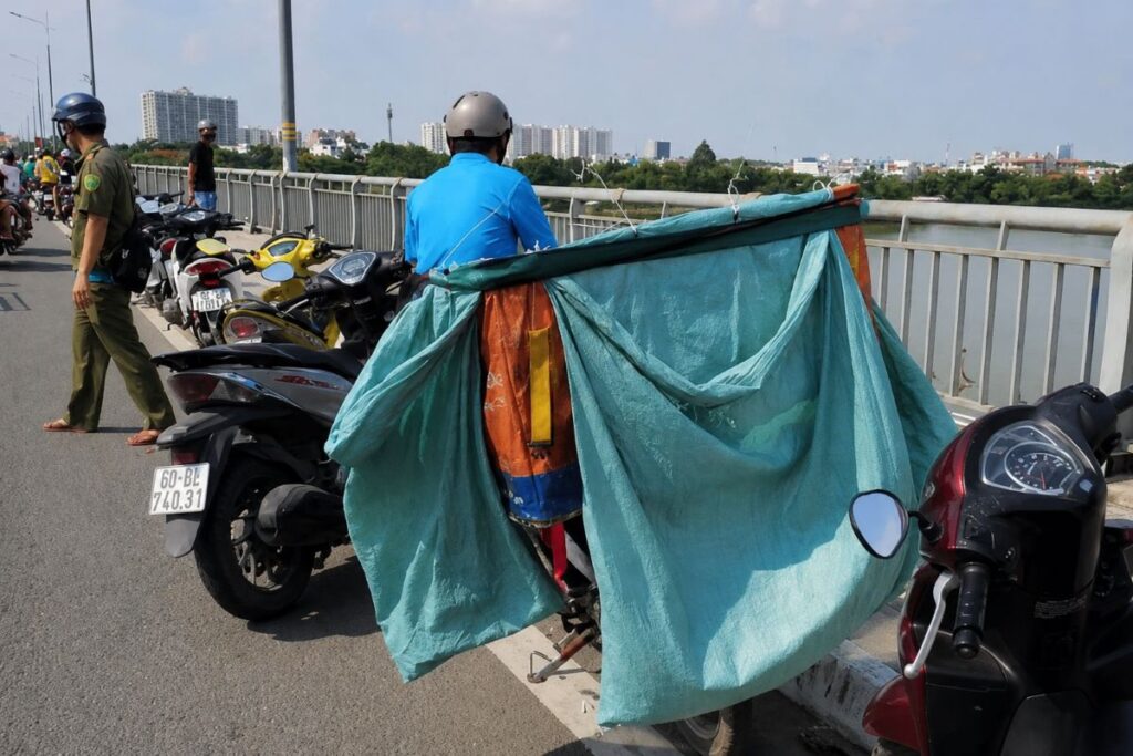 Nam shipper 24 tuổi bỏ xe trên cầu Hóa An rồi nhảy xuống sông Đồng Nai, hiện vẫn mất tích. Cơ quan chức năng đang điều tra và tìm kiếm.