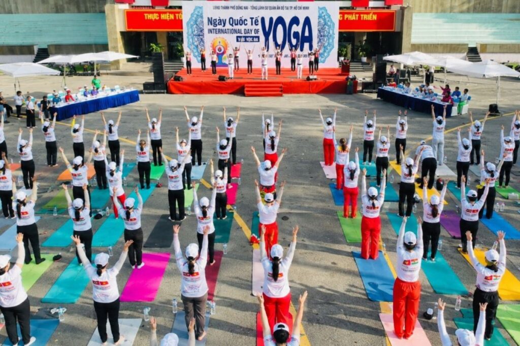 Hơn 1.000 người tham gia đồng diễn Yoga tại Đồng Nai trong Ngày Quốc tế Yoga, lan tỏa lối sống khỏe mạnh và tích cực.