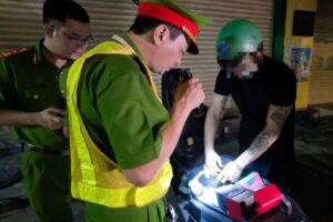 Công an phường Trấn Biên kiểm tra phương tiện của thanh niên trên đường Võ Thị Sáu trong đợt cao điểm ngăn chặn đua xe.