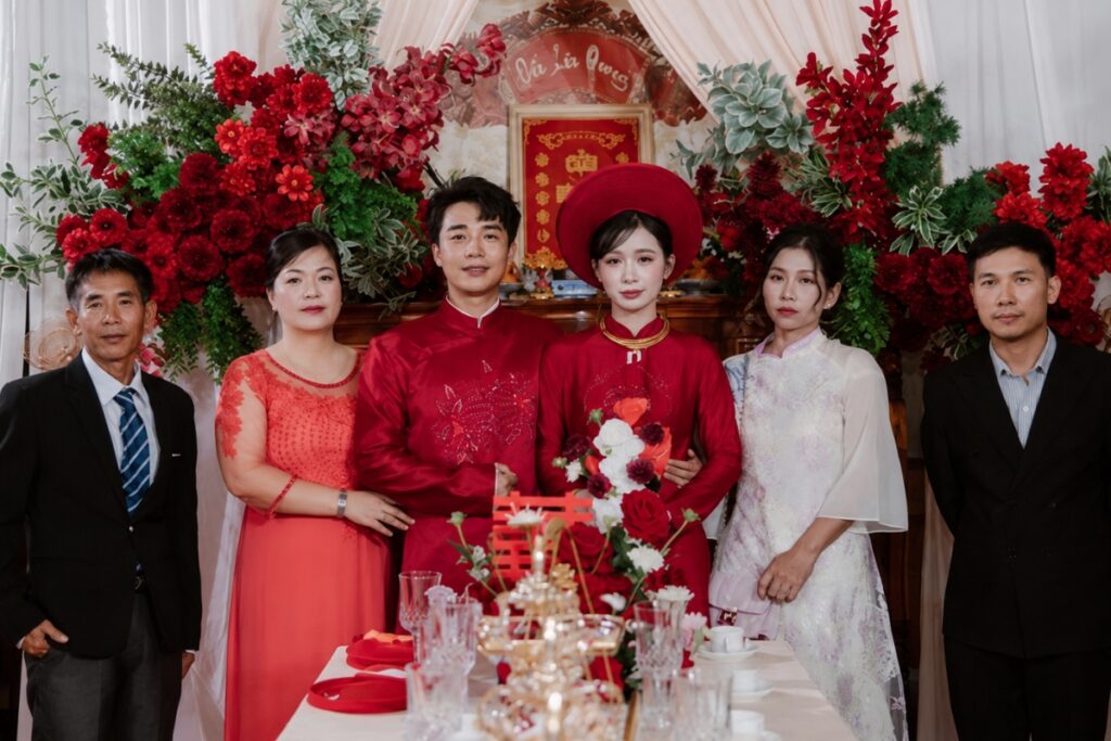 Cô dâu Đồng Nai xúc động bật khóc khi bố mẹ ly hôn 11 năm cùng có mặt trong đám cưới, tạo nên khoảnh khắc đoàn viên đầy ý nghĩa.