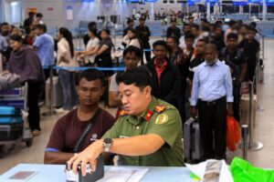 Công an Đồng Nai trục xuất 28 người nước ngoài cư trú, lao động trái phép, tăng cường xử lý vi phạm về xuất nhập cảnh.