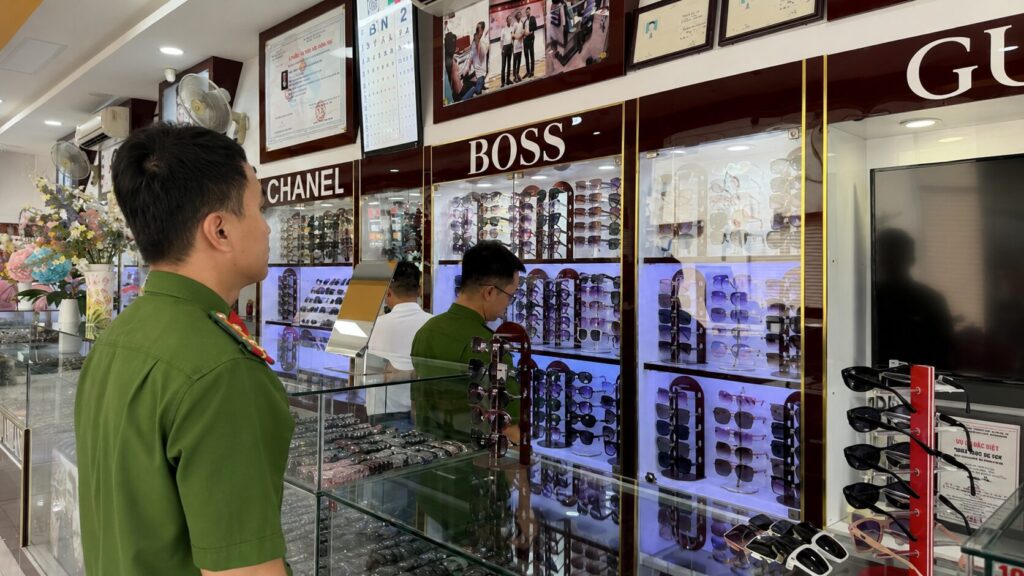 Khởi tố chủ cửa hàng bán kính giả Gucci, Dior, Chanel tại Đồng Nai. Vụ việc hé lộ thủ đoạn kinh doanh hàng giả quy mô lớn.