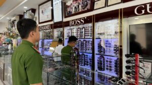 Khởi tố chủ cửa hàng bán kính giả Gucci, Dior, Chanel tại Đồng Nai. Vụ việc hé lộ thủ đoạn kinh doanh hàng giả quy mô lớn.