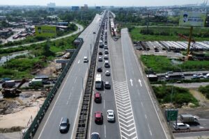 Lưu lượng phương tiện tăng cao khiến cao tốc TP HCM - Long Thành - Dầu Giây ùn ứ kéo dài gần 10 km sáng 13/6.
