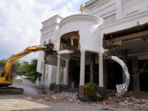Hình ảnh tháo dỡ khu phức hợp xây không phép ở trung tâm Đồng Nai, nhiều hạng mục đang được phá dỡ theo lộ trình xử lý.