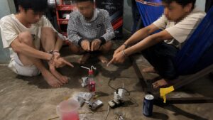 Công an bắt quả tang 4 người đang sử dụng trái phép chất ma túy tại nhà riêng, thu giữ nhiều tang vật liên quan.