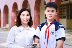 Gia đình có hai con đều đạt danh hiệu thủ khoa chuyên Toán gây chú ý. Câu chuyện học tập, sự đồng hành của cha mẹ và nỗ lực của các em thu hút.