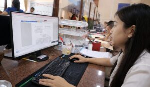 Khối lượng hồ sơ tăng mạnh sau sắp xếp bộ máy khiến nhiều cán bộ tại Đồng Nai làm việc ngoài giờ để giải quyết đúng hạn.