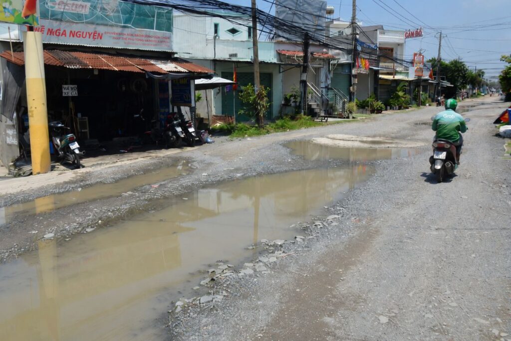 Tình trạng nước đọng trên mặt đường trong mùa mưa không chỉ gây khó khăn cho việc đi lại mà còn làm gia tăng nguy cơ mất an toàn giao thông đối với người dân.