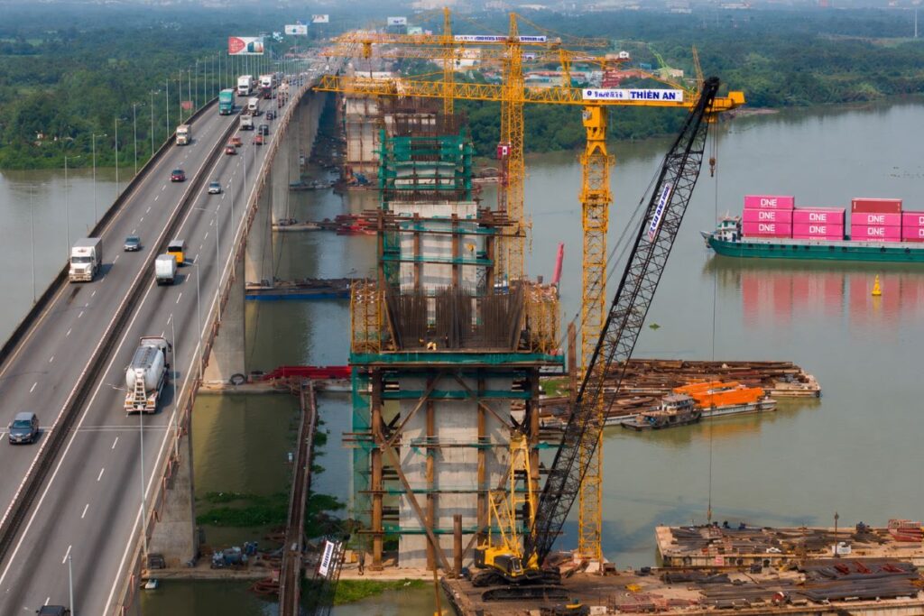 Tiến độ cầu Long Thành tăng tốc với hơn 54% khối lượng hoàn thành, hướng tới kết nối đồng bộ sân bay Long Thành vào năm 2027.
