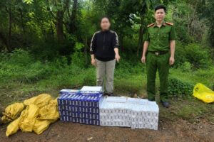 Công an xã Minh Đức (TP Đồng Nai) bắt quả tang Đỗ Thị Thu giả shipper, vận chuyển 1.000 bao thuốc lá nhập lậu vào rạng sáng 8/6/2026.