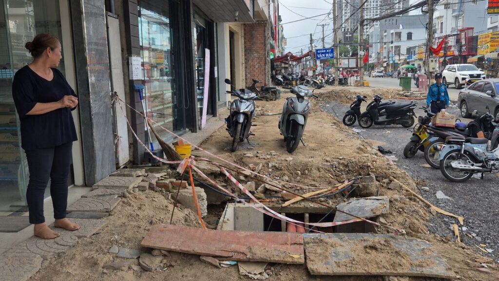 Người dân lo ngại hố thoát nước và hệ thống điện thi công thiếu an toàn trước cửa hàng