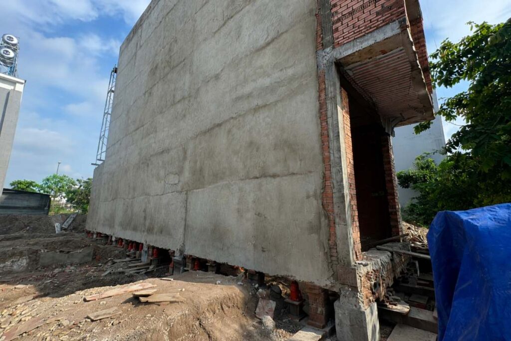 Căn nhà 2 tầng ở Đồng Nai sau khi được di dời khỏi vị trí xây nhầm trên đất hàng xóm, chủ nhà chi khoảng 300 triệu đồng để xử lý sự việc