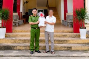 Người đàn ông có biểu hiện bất thường trên cầu lúc nửa đêm được cứu kịp thời, gia đình gửi thư cảm ơn lực lượng công an.
