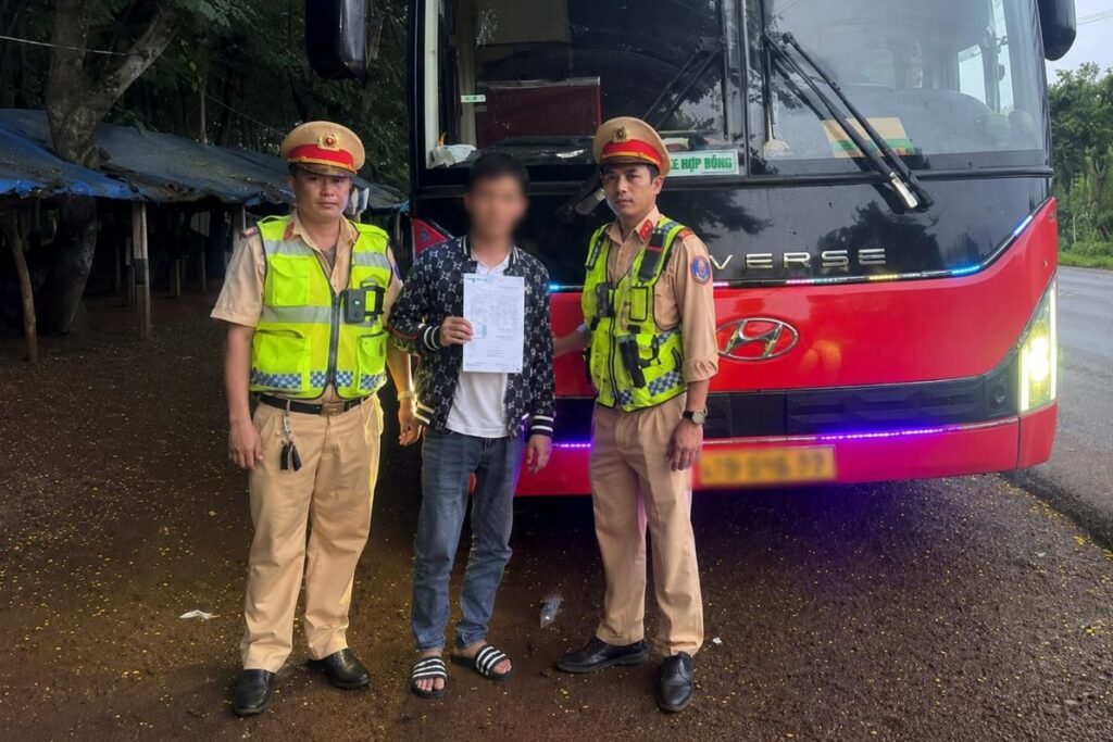 Tài xế xe khách dương tính với ma túy, chạy 134 km/h trên đoạn đường giới hạn 70 km/h, bị CSGT phát hiện và xử lý.