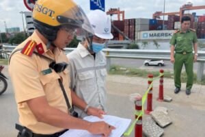 CSGT xử phạt đơn vị thi công sửa chữa cầu Đồng Nai do không bố trí người cảnh báo, gây nguy cơ ùn tắc và mất an toàn giao thông.