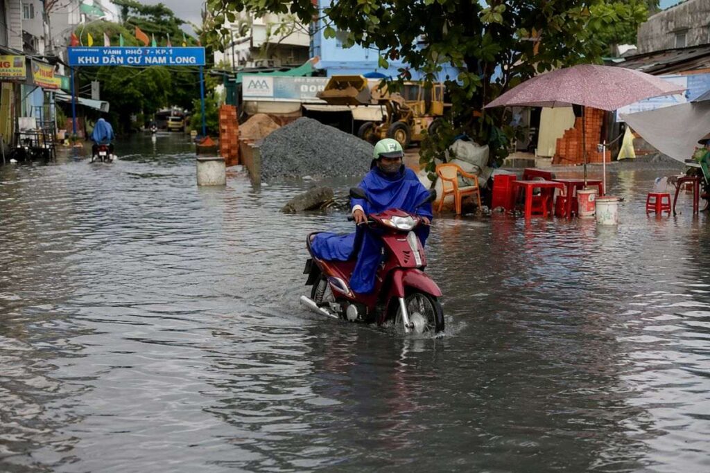 Mưa lớn khiến nhiều tuyến đường ở TPHCM ngập sâu, nhiều xe chết máy giữa dòng nước. Xem diễn biến và các khu vực bị ảnh hưởng.