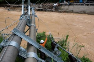 Lào Cai khẩn trương khôi phục lưới điện sau mưa lũ, sạt lở diện rộng, nỗ lực cấp điện trở lại cho người dân vùng bị ảnh hưởng.