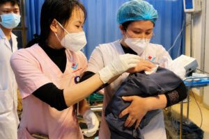 Bé trai sơ sinh bị bỏ lại trong thùng rác sau khi chào đời được nhân viên phát hiện, đưa đi cấp cứu và may mắn giữ được tính mạng.