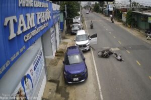 Tài xế Xpander mở cửa xe thiếu quan sát khiến người đi xe máy gặp tai nạn. Xem diễn biến vụ việc và quy định xử phạt.