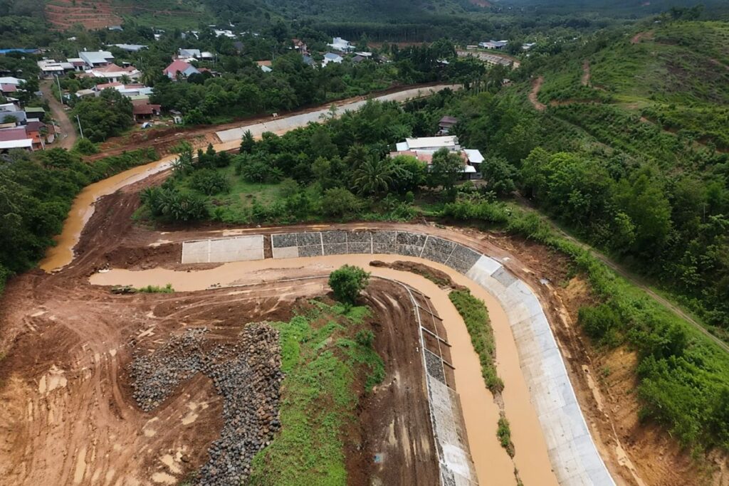 Dự án nạo vét, xây kè suối Đắk Woa đạt tiến độ tích cực, góp phần giảm ngập, chỉnh trang đô thị và thúc đẩy phát triển địa phương.