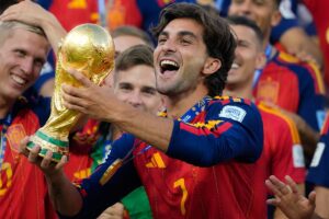 Ferran Torres là ai? Tìm hiểu hành trình của tiền đạo Tây Ban Nha cùng khoảnh khắc nâng cúp vàng World Cup đầy cảm xúc.