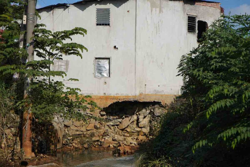 Suối Siệp giáp ranh TPHCM - Đồng Nai sạt lở nghiêm trọng, nước khoét sâu vào móng nhà dân, đe dọa an toàn. Xem chi tiết.