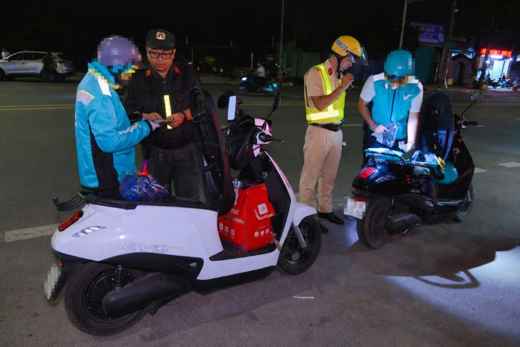 Công an Đồng Nai tăng cường kiểm tra phương tiện, xử lý vi phạm giao thông trong đợt cao điểm, góp phần bảo đảm trật tự an toàn giao thông. (https://baomoi.com)
