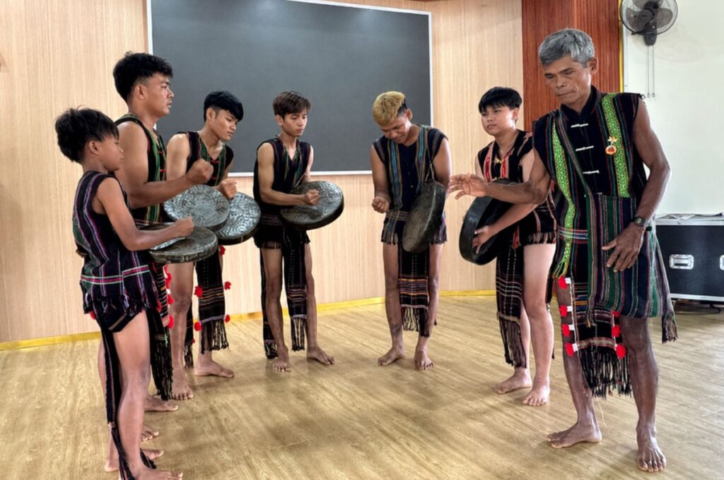 Tiếng chiêng người Mạ vang giữa đại ngàn khi thế hệ trẻ Đồng Nai Thượng say mê học và gìn giữ di sản cồng chiêng truyền thống.