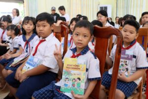 Phổ cập sách giáo khoa miễn phí từng bước được triển khai, góp phần hỗ trợ học sinh có hoàn cảnh khó khăn và bảo đảm cơ hội học tập.