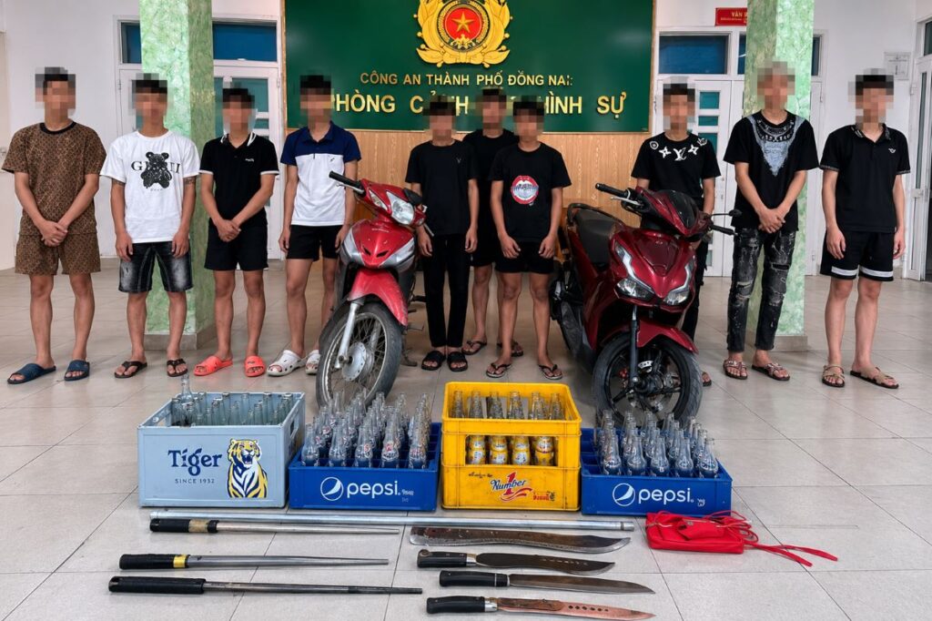 Tạm giữ 8 thanh thiếu niên mang dao, ném vỏ chai bia khiêu khích lực lượng tuần tra ở Đồng Nai, cơ quan công an đang điều tra vụ việc.