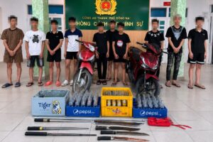 Tạm giữ 8 thanh thiếu niên mang dao, ném vỏ chai bia khiêu khích lực lượng tuần tra ở Đồng Nai, cơ quan công an đang điều tra vụ việc.