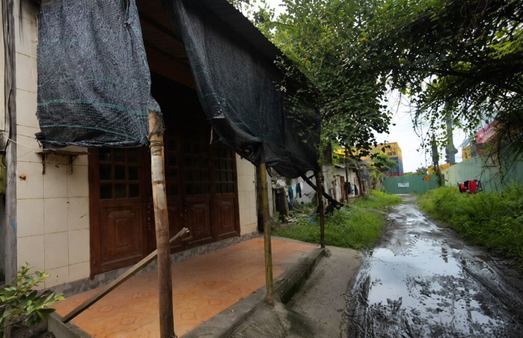 Nhiều hộ dân khu cảng Đồng Nai sống trong lo sợ khi lối vào nhà xuống cấp, ngập nước, ảnh hưởng nghiêm trọng đến sinh hoạt.