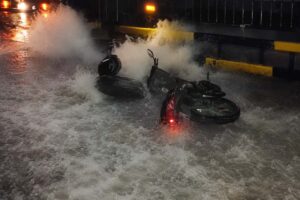 Nước xiết cuốn xe máy vào gầm ôtô trên đường ngập ở Đồng Nai, cảnh báo nguy cơ mất an toàn khi mưa lớn kéo dài.