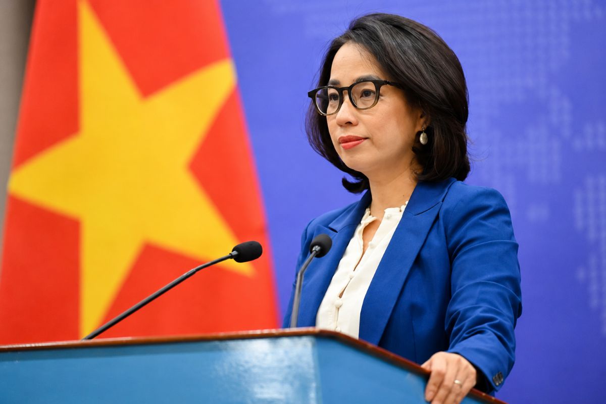 Tàu Khôi Nguyên 18 chở 62 người chìm trên Biển Đông, 45 người đã được cứu sống. Các lực lượng tiếp tục tìm kiếm những người còn lại.