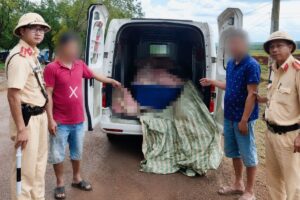 CSGT TP Đồng Nai phát hiện hơn 1 tấn thịt heo bốc mùi, không rõ nguồn gốc, trên đường vận chuyển về TPHCM tiêu thụ.