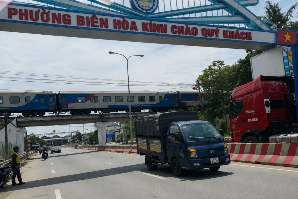 Ba xe tải liên tiếp tông sập khung bảo vệ cầu đường sắt Hóa An tại Đồng Nai, làm dấy lên lo ngại về an toàn giao thông.