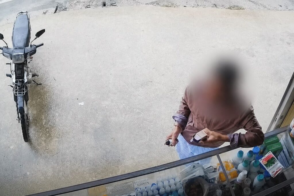 Khách mua thuốc trừ sâu bất ngờ hỏi "uống có chết không", nữ nhân viên từ chối bán và ứng xử kịp thời, nhận nhiều lời khen.