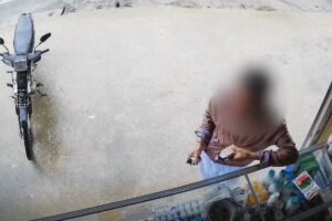 Khách mua thuốc trừ sâu bất ngờ hỏi "uống có chết không", nữ nhân viên từ chối bán và ứng xử kịp thời, nhận nhiều lời khen.