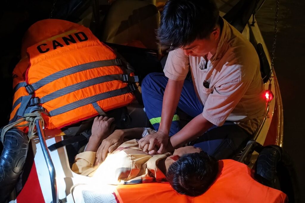Cầu Hóa An: Lực lượng Cảnh sát PCCC và CNCH cứu sống người đàn ông nhảy cầu sau 14 phút, nỗ lực giành giật sự sống giữa đêm.