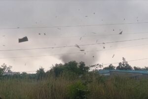 Lốc xoáy quét qua nhiều xã ở Cà Mau làm hàng chục căn nhà hư hỏng, 4 người bị thương. Xem diễn biến và thiệt hại mới nhất.