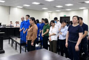 Loạt cựu cán bộ Sở Y tế Hà Nội hầu tòa vì bị cáo buộc nhận tiền cấp phép sai cho 686 phòng khám, tiệm thuốc.