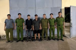 Lâm Văn Quốc và Nguyễn Văn Phúc bị bắt sau khi mang hung khí đi giải quyết mâu thuẫn tình cảm, vụ việc đang được điều tra.
