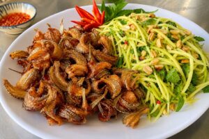 Khô cá kìm hồ Trị An là đặc sản dân dã với vị giòn thơm, thường ăn kèm gỏi xoài xanh, mang đậm hương vị vùng hồ.